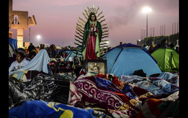 Peregrinos pernoctaron en la Basílica de Guadalupe, en Ciudad de México, para la festividad de este 12 de diciembre. AFP/R. Schemidt