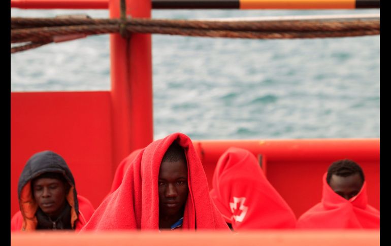 Algunos de los 24 inmigrantes que Salvamento Marítimo ha rescatado de aguas del estrecho cuando iban a bordo de tres pateras y han sido trasladados al puerto de Algeciras, Cádiz. EFE/A. Carrasco