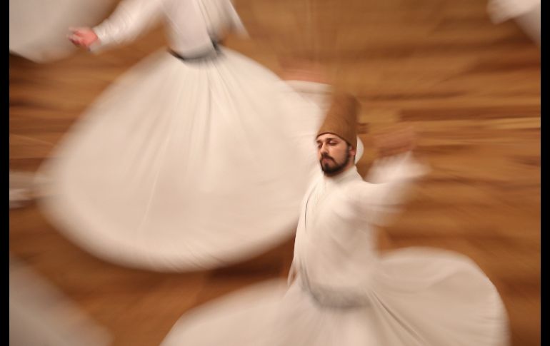 Derviches giradores se presentan durante una ceremonia sufí de 