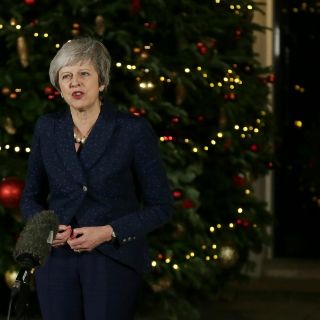 Tras voto de confianza, Theresa May seguirá con plan del "brexit"