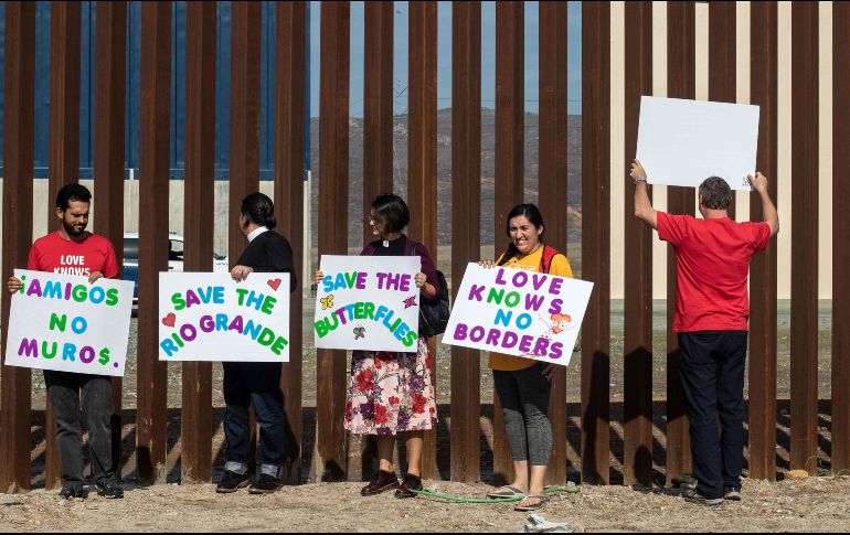 Ciudadanos estadounidenses se manifestaron contra la construcción del muro. AFP/G. Arias