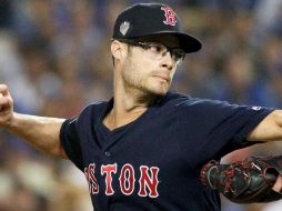 El lanzador diestro firmó un contrato por los próximos tres años con los californianos, después de ser parte del club que los derrotó en la Serie Mundial en octubre pasado. ESPECIAL / mlb.com