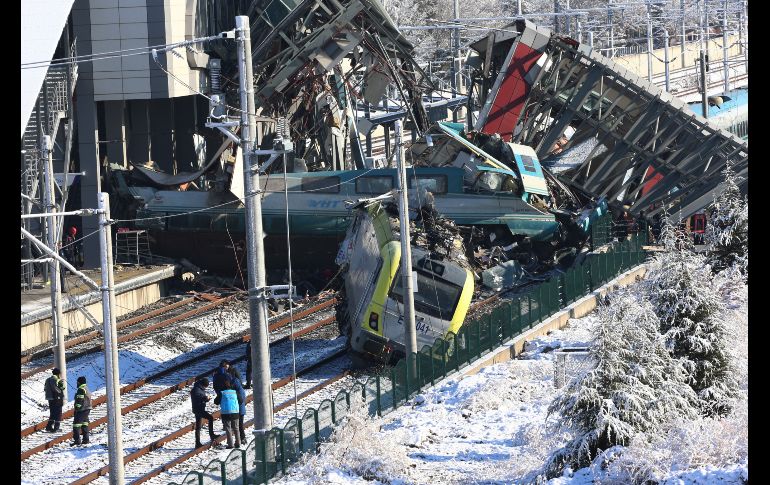 Un tren de alta velocidad que chocó con una locomotora y se estrelló contra un paso elevado para peatones en una estación en Ankara, la capital de Turquía, causando nueve fallecidos y 47 heridos. AP/B. Ozbilici