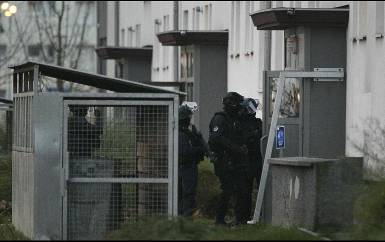 Elementos de las fuerzas especiales de la policía francesa participan en un operativo en Estrasburgo, como parte de la caza del atacante que disparó cerca de un mercado navideño de esta ciudad francesa, donde murieron tres personas. AFP/P. Hertzog