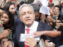 En medio de un tumulto de ciudadanos y reporteros, el Presidente de México, Andrés Manuel López Obrador, arriba esta tarde a la Suprema Corte de Justicia de la Nación. NTX / G. Durán