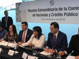 Ríos Farjat (blanco) , entre 2012 y este año, fue asesora y litigante independiente en derecho administrativo, fiscal, civil, mercantil y amparo. Facebook / @morenasenadores