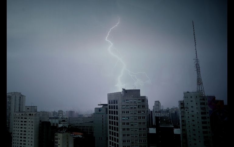 Una tormenta se observa en la avenida Paulista de Sao Paulo, Brasil. EFE/F. Bizerra