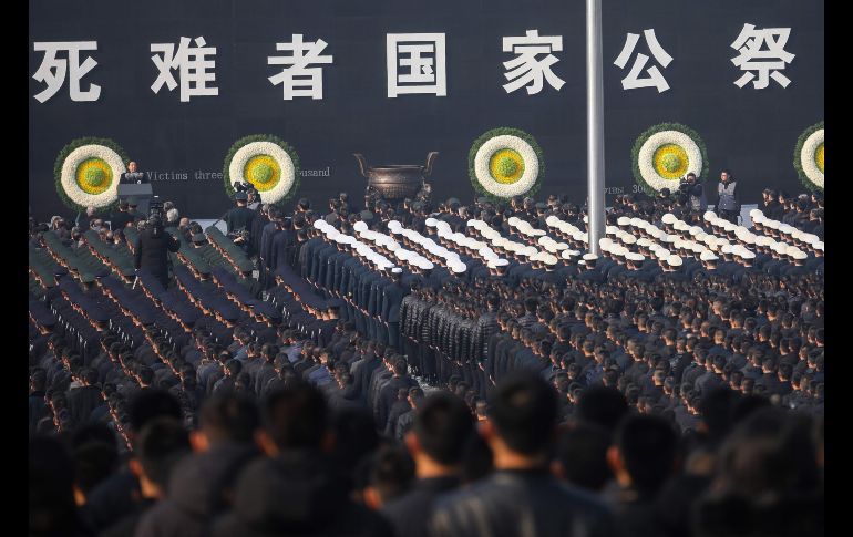 Una ceremonia en Nanjing, China, conmemora el día nacional de recuerdo de la masacre de Nanjing, ocurrida hace 81 años. AFP