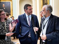 El senador republicano de Texas, Ted Cruz (c), habla con los medios de comunicación antes de la votación sobre el apoyo del gobierno del país a los saudíes en la guerra de Yemen. EFE/J. Scalzo