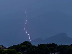 Una tormenta con actividad eléctrica se abatió durante toda la jornada de hoy sobre Buenos Aires. EFE/ARCHIVO