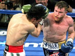 La última vez que Álvarez (D) peleó ante su público fue en el 2011. AFP/ARCHIVO