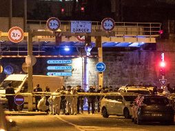 Policías y forenses laboran en el sitio donde el sospechoso fue abatido en Estrasburgo. AP/J. Badias