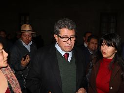 El coordinador de los senadores morenista señaló que el país está viviendo una emergencia económica y que no pueden sostenerse salarios 