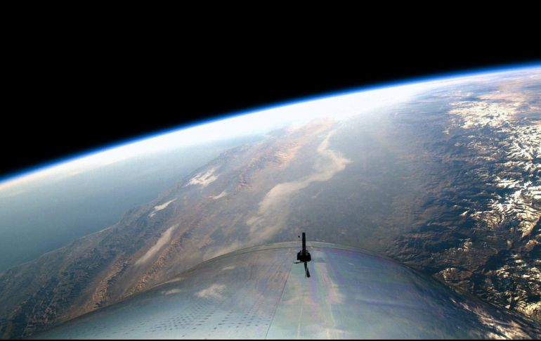 Una vista de la Tierra de hoy desde el SpaceShipTwo, el cohete diseñado para el turismo espacial, durante el vuelo de prueba en el borde del espacio sobre California. EFE/VIRGIN GALACTIC