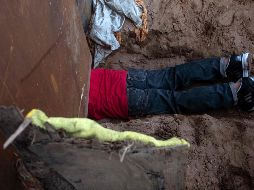 Familias de migrantes escalan o pasan por debajo de vallas fronterizas de México a Estados Unidos para buscar su sueño americano. AFP / ARCHIVO