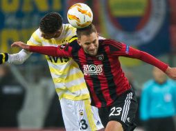 Diego Reyes (de amarillo) pelea por alto con Marek Bakos del Spartak Trnava, en el duelo donde Fenerbahce perdió, aunque ya estaba clasificado. AFP/V. Simicek