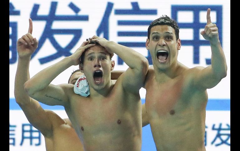 Los brasileños Altamir Melo (i) y Leonardo Coelho Santos festejan luego de obtener el oro y el récord del mundo en la prueba de 4x200m del Mundial de natación en piscina corta en Hangzhou, China, con un tiempo de 6:46.81. AP/N. Han Guan