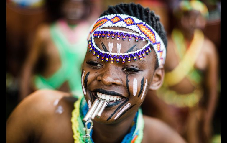 Una mujer usa un atuendo tradicional durante el festival cultural Indoni en Durban, Sudáfrica. AFP/R. Jantilal