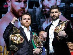 Álvarez (I) subió a las 168 libras para enfrentar a Fielding (D). AP/R. Drew