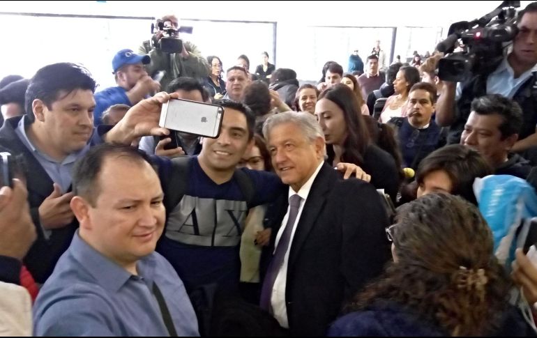 Andrés Manuel López Obrador en el Aeropuerto Internacional de la Ciudad de México, a la espera de salir rumbo a Mérida. NTX / A. Monroy