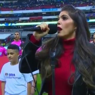 Tunden en redes a Ana Bárbara por errores en Himno Nacional