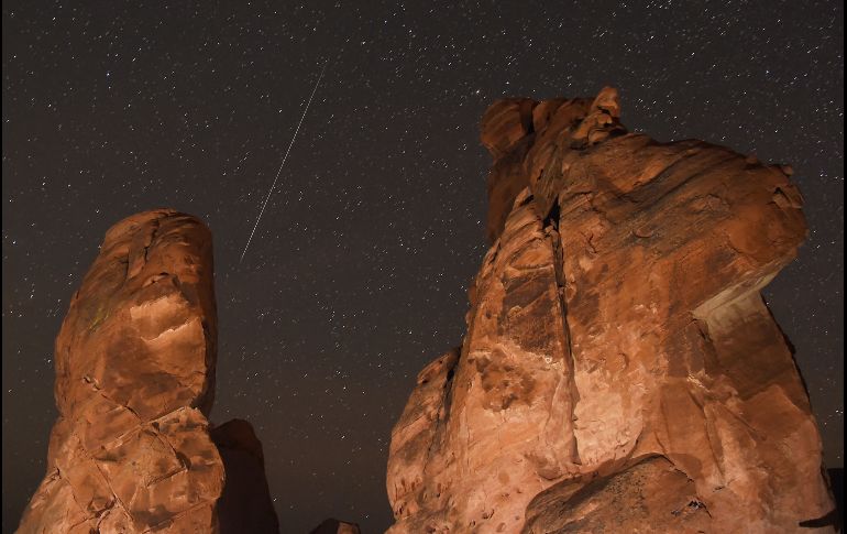 Un meteorito se ve en el Parque estatal Valle del Fuego en Nevada, Estados Unidos. La lluvia de estrellas Gemínidas, considerada la más fuerte del año, engalana el cielo nocturno este 14 y 15 de diciembre. AFP/E. Miller