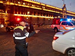 Colocación de conos, despliegue de grúas y presencia de elementos de tránsito para evitar que se estacionen los vehículos de los funcionarios públicos en el Zócalo capitalino o enfrente de Palacio Nacional. SUN/B. Fregoso