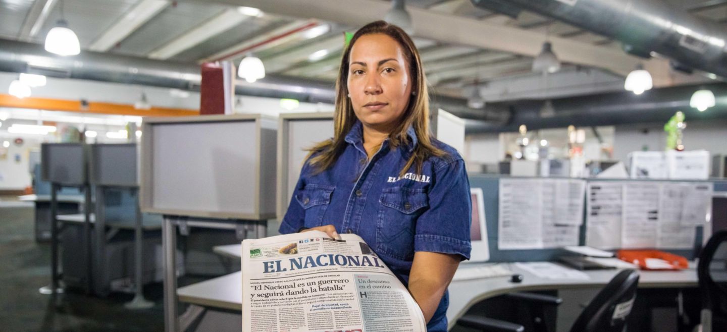 Ana Marcano, gerente de distribución de El Nacional, muestra la edición impresa hoy en Caracas, Venezuela. EFE/ M. Gutiérrez