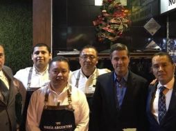 Trabajadores del restaurante compartieron una imagen en su cuenta oficial de Facebook junto a Peña Nieto. FACEBOOK / Maria Argentina