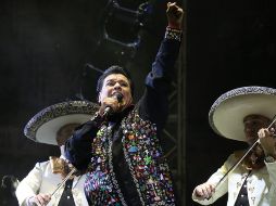 La reunión habría tomado un alto interés por parte de los usuarios de redes sociales, quienes aguardarían en el lugar hasta la reaparición del intérprete de 