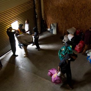 Unos 300 migrantes se instalan en nuevo albergue en Tijuana