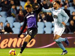 El jugador del Leganés Gerard Gumbau (i) juega un balón ante David Costas, del Celta. EFE/S. Sas