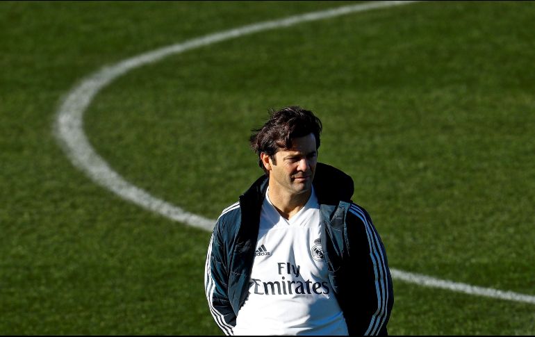 El técnico del Real Madrid, Santiago Solari, durante el entrenamiento en Valdebebas, en la víspera del partido. EFE/E. Naranjo