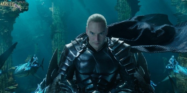 Acci&oacute;n acu&aacute;tica entre una reina y un villano