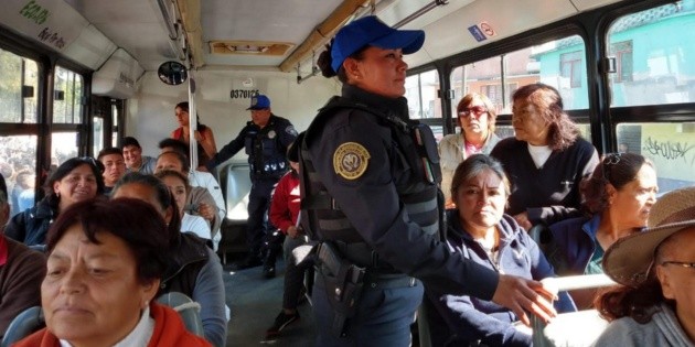 Polic&iacute;as viajan en camiones en Iztapalapa para inhibir robos