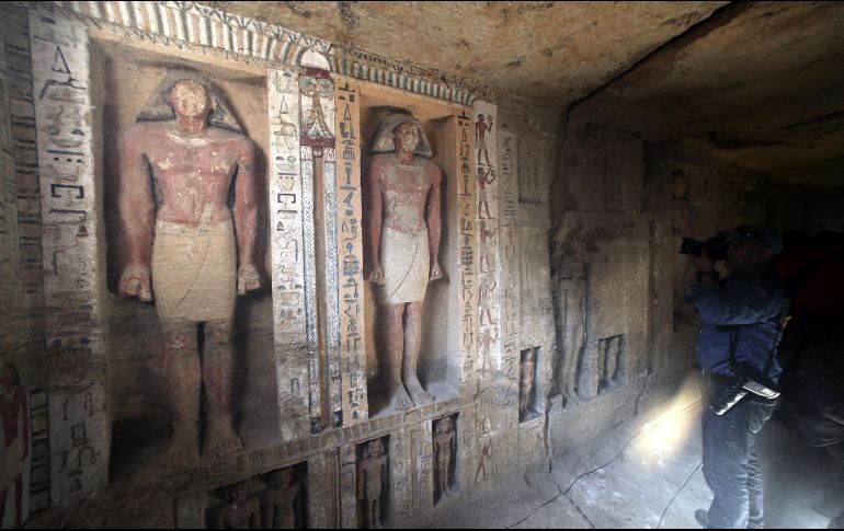 Los gráficos en las paredes de la tumba estaban ''excepcionalmente bien conservados'', y muestran al funcionario y su familia; también contiene un total de 45 estatuas talladas en piedra. EFE / K. Elfiqi