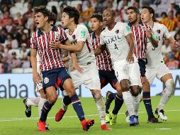 ''Tenemos que agradecer a la gente, que siempre nos ha dado su apoyo. Chivas estaba para ganar y no se pudo'', señaló Van Rankin (I). AFP / K. Sahib