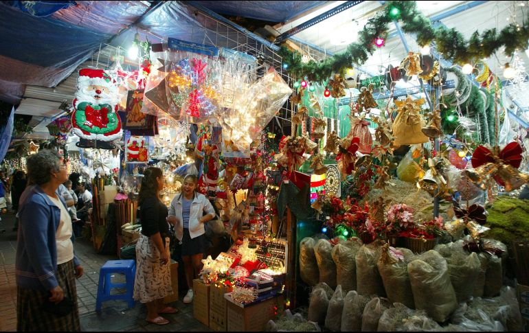 La Policía de Guadalajara mantiene presencia permanente en las ferias y tianguis navideños que se instalan durante esta temporada en diversas partes del municipio. EL INFORMADOR / ARCHIVO