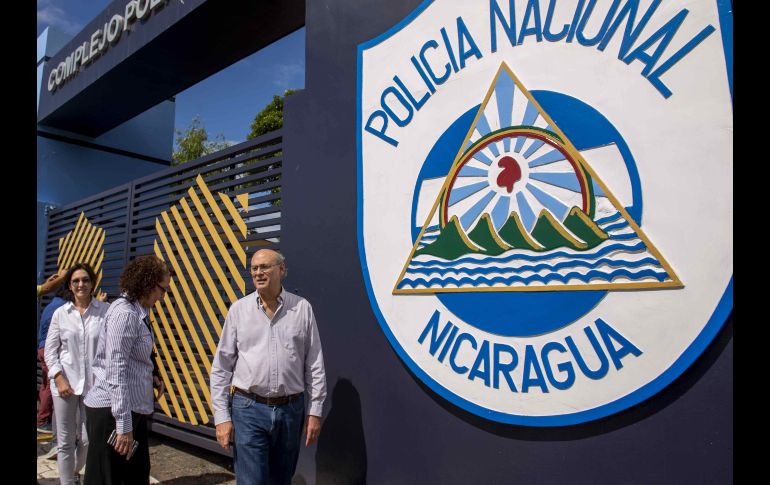 Chamorro espera respuesta sobre el allanamiento del medio de comunicación en las afuera de la sede central de la policía nacional. EFE / J. Torre