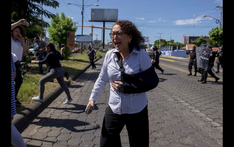 La exguerrillera Mónica Baltodano es perseguida por miembros de la policía nacional y grita 