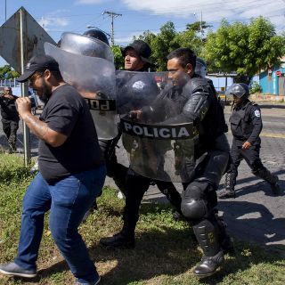 Policía de Nicaragua golpea a periodistas que cubrían una denuncia de medios