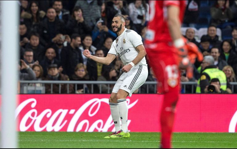 El delantero francés del Real Madrid Karim Benzema, celebra el primer gol de su equipo ante el Rayo Vallecano. EFE/R. Jiménez