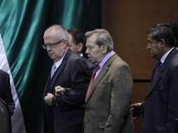 El presidente de la mesa Directiva de la Cámara de Diputados (i), Porfirio Muñoz Ledo, recibe del Secretario de Hacienda, Carlos Urzua (d), el Paquete Económico 2019. EFE/S. Gutiérrez