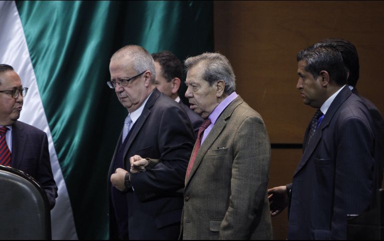 El presidente de la mesa Directiva de la Cámara de Diputados (i), Porfirio Muñoz Ledo, recibe del Secretario de Hacienda, Carlos Urzua (d), el Paquete Económico 2019. EFE/S. Gutiérrez