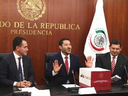 Arturo Herrera, subsecretario de Hacienda, entrega el Paquete Económico 2019 a Martí Batres, presidente de la Mesa Directiva del Senado, con la presencia de Alejandro Armenta. SUN/V. Rosas