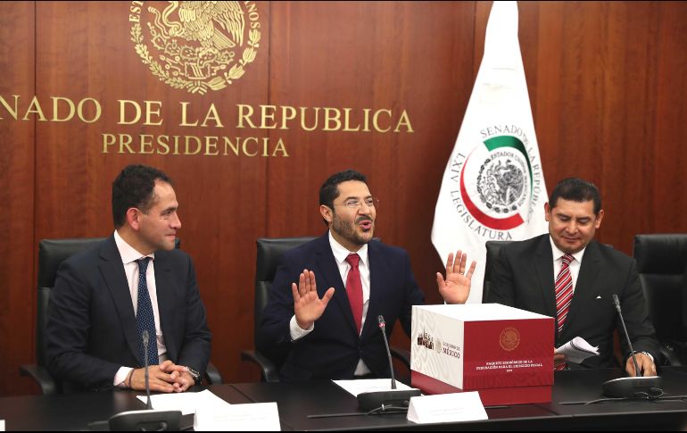 Arturo Herrera, subsecretario de Hacienda, entrega el Paquete Económico 2019 a Martí Batres, presidente de la Mesa Directiva del Senado, con la presencia de Alejandro Armenta. SUN/V. Rosas