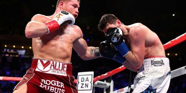 "El Canelo" destroza a Fielding en el tercer asalto