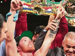 Con su victoria de ayer, Saúl Álvarez ingresó al selecto grupo de mexicanos que han conseguido el título mundial en tres divisiones diferentes. AFP