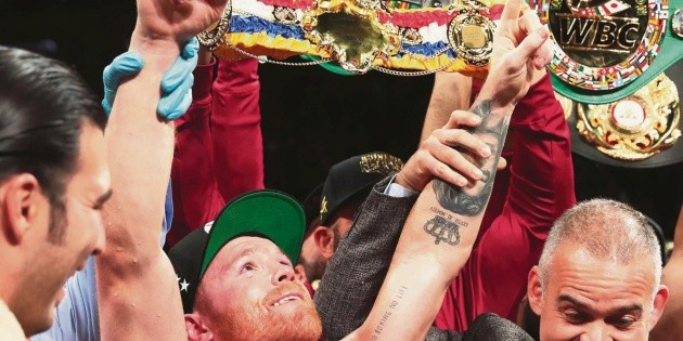 Sin sudar: "El Canelo" es campe&oacute;n supermediano
