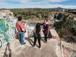 Durante una década, Graciela González (derecha) ha padecido de todo por defender su lugar de origen; incluso ha sido exiliada de él. EL INFORMADOR / G. Gallo